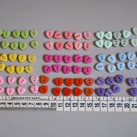 90 bottoni in plastica. Cuori.