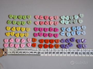 90 bottoni in plastica. Cuori.