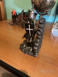 Statua Cavaliere Templare con spada e scudo