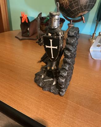 Statua Cavaliere Templare con spada e scudo