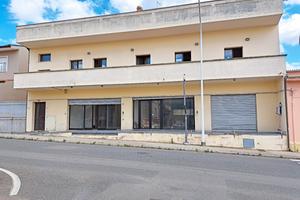 Centro- Locale commerciale con vetrate su strada