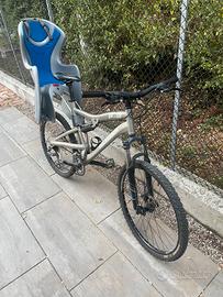 Mountain bike usata con seggiolino