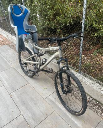 Mountain bike usata con seggiolino