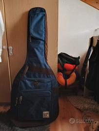 Chitarra con custodia ed amplificatore