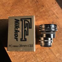 NIKON PC-Nikkor 28 mm f3,5 (decentrabile)