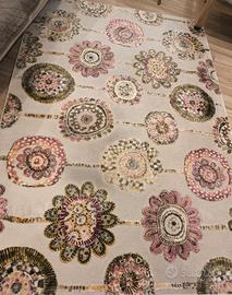 Tappeto decorativo a tema floreale.