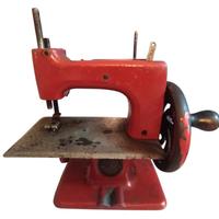 Antica macchina da cucire Singer del 1951