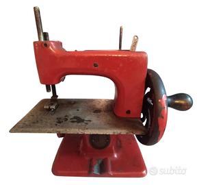Antica macchina da cucire Singer del 1951