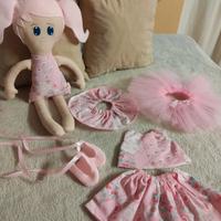 Bambola realizzata a mano in cotone e pannolenci 