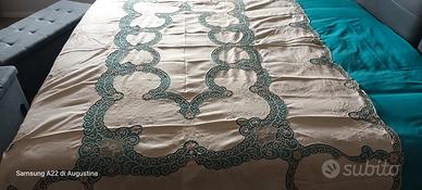 tovaglia da tavola ricamata