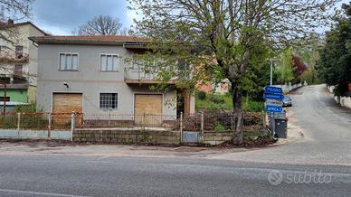 Casa 130mq locali commerciali 130mq terreno 645 mq