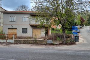 Casa 130mq locali commerciali 130mq terreno 645 mq