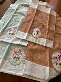 Set di asciugamani ricamati. . Due 104x56, due 104
