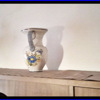 Vaso ceramiche di castelli con fiori disegnati