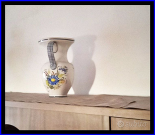 Vaso ceramiche di castelli con fiori disegnati