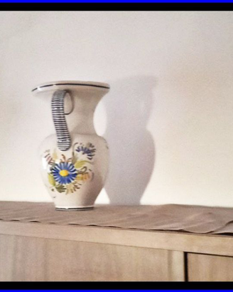 Vaso ceramiche di castelli con fiori disegnati