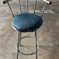 Sgabello metallico con seduta girevole