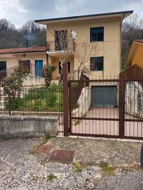 villetta con ampio garage e terreno