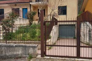 villetta con ampio garage e terreno