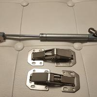 
Si tratta di cerniere per mobili.