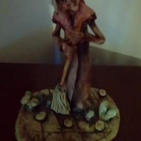 SOPRAMOBILE IN CERAMICA "VECCHIETTA CON SCOPA"