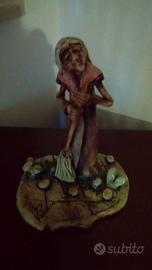 SOPRAMOBILE IN CERAMICA "VECCHIETTA CON SCOPA"