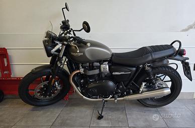 TRIUMPH  STREET  TWIN  900cc