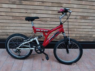 Bicicletta con cambio Shimano per ragazzo.