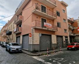 Intero edificio angolare pressi Chiesa Madre