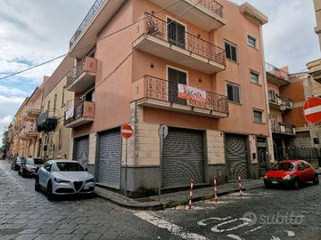 Intero edificio angolare pressi Chiesa Madre