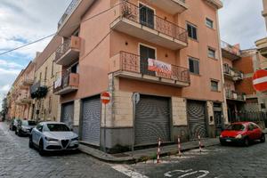 Intero edificio angolare pressi Chiesa Madre