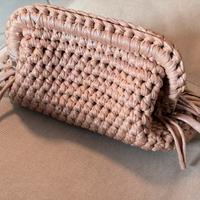 Pochette beige lavorata a mano