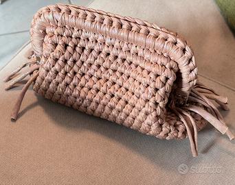 Pochette beige lavorata a mano