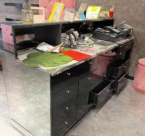 Bancone negozio con specchio frontale