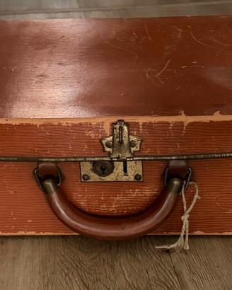 Valigia vintage in cartone