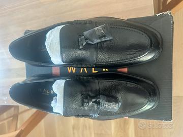 Mocassino con nappe in pelle nera