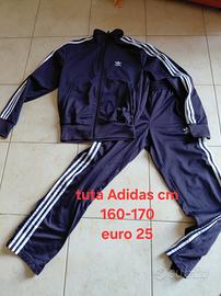 tuta Adidas. 