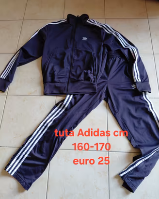 tuta Adidas. 