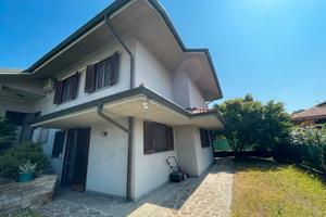 Villa indipendente con ampio giardino