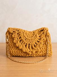 Pochette lycra senape con catenina dorata