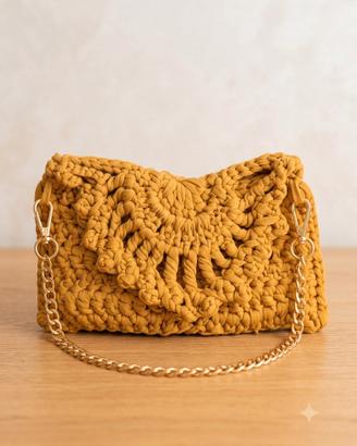 Pochette lycra senape con catenina dorata