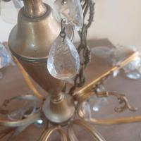 Lampadario antico con gocce di cristallo