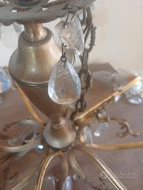 Lampadario antico con gocce di cristallo