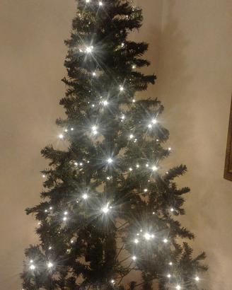 albero di natale con luci