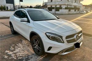 2015-Mercedes GLA 200d versione sport