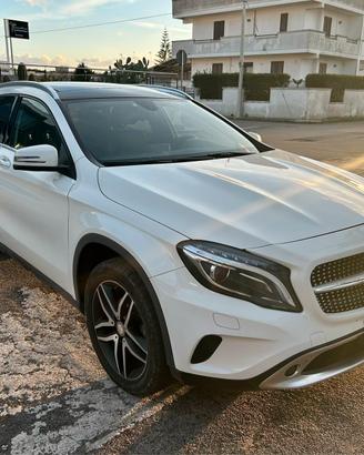 2015-Mercedes GLA 200d versione sport