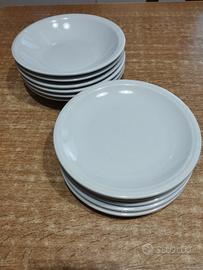 piatti in porcellana bianca