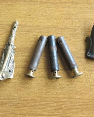 Due gambe o proteggi gambe e tre piedini per mobil