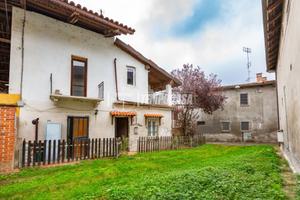 LAURIANO CASA LIBERA SU 3 LATI CON POSTO AUTO