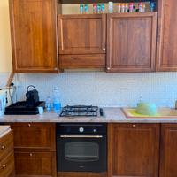 Cucina con lavastoviglie no frigo